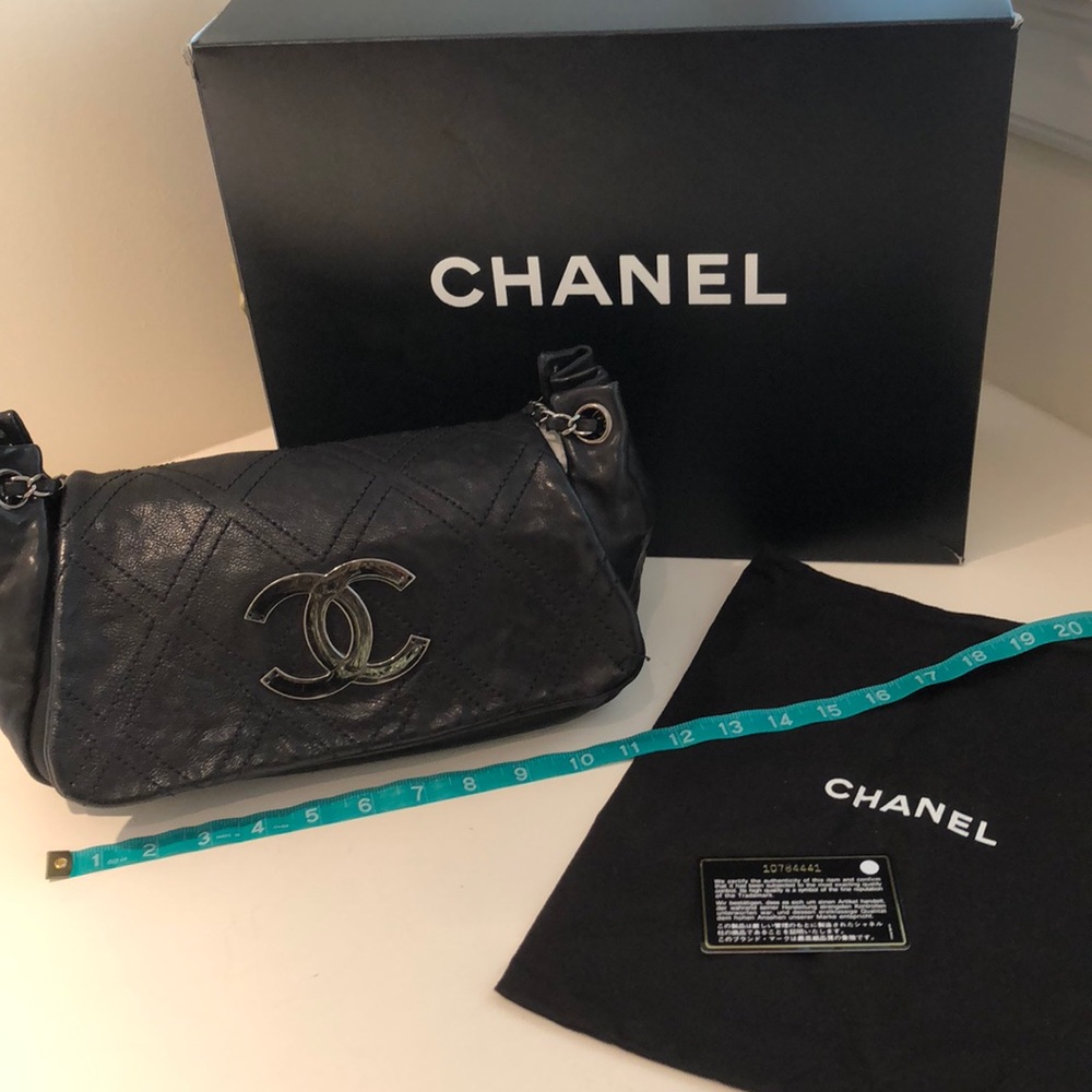 CHANEL quilted shoulder bags/ silver hardware